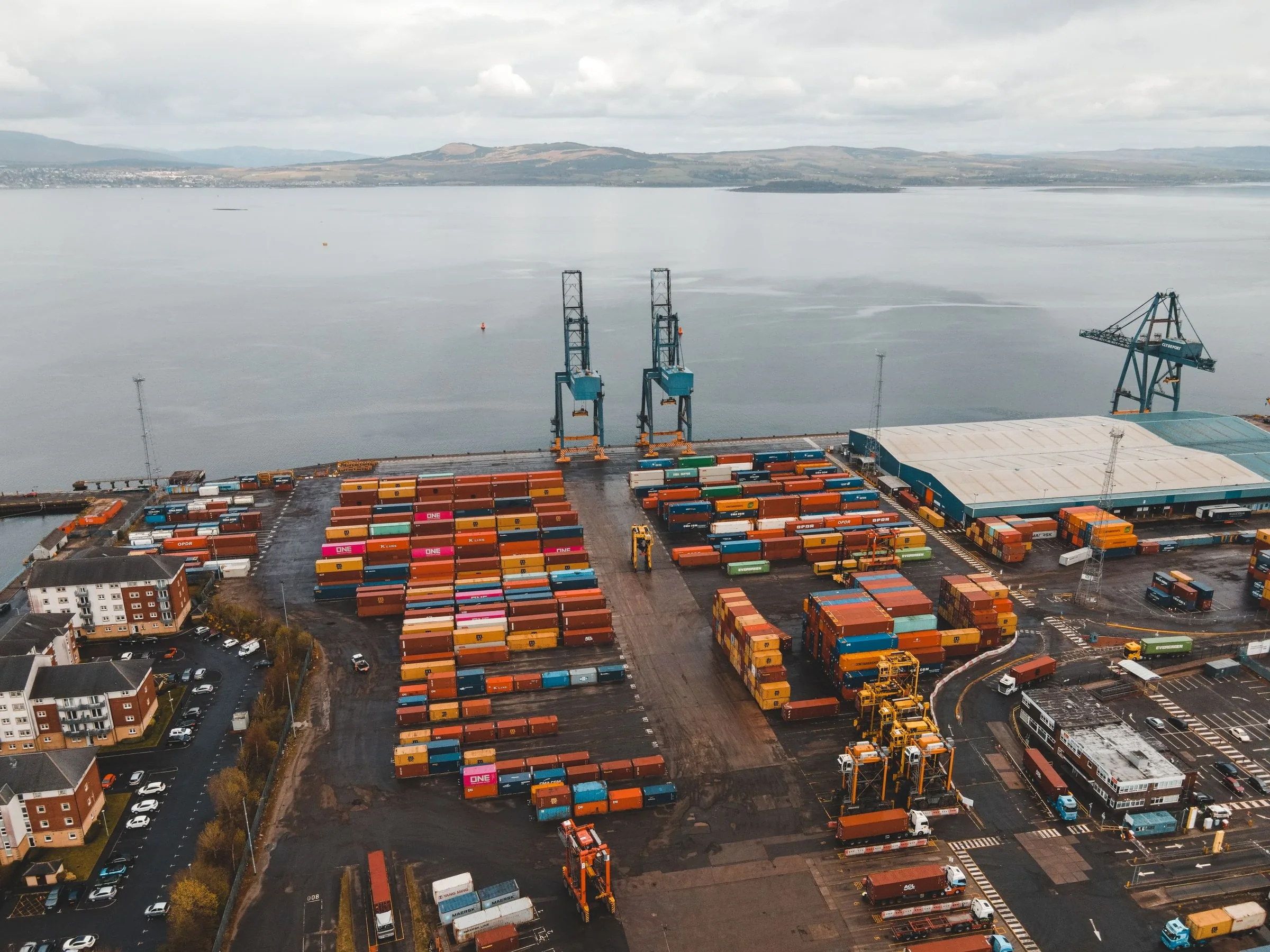 Containerterminal mit Umschlagkränen am Wasser; Symbolfoto